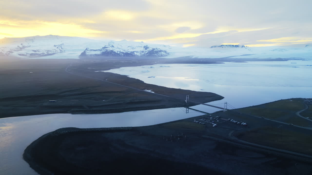북극 검은 모래 해변의 항공 보기