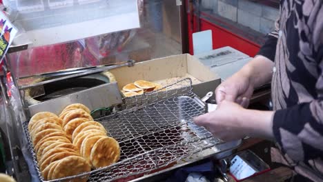 Persona-Que-Vende-Comida-Callejera-Popular-En-Asakusa,-Japón.