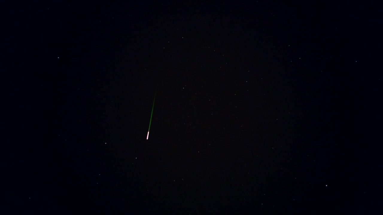 Timelapse di un cielo scuro pieno di stelle