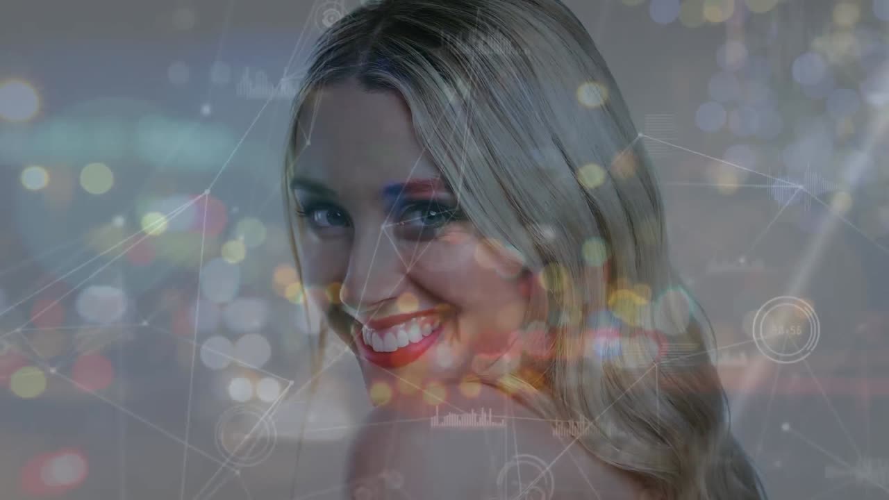 animación de la red de conexiones con procesamiento de datos y puntos de luz sobre la mujer caucásica