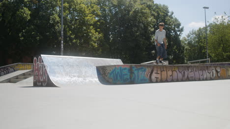 Niño-Caucásico-Haciendo-Un-Truco-En-Skatepark.