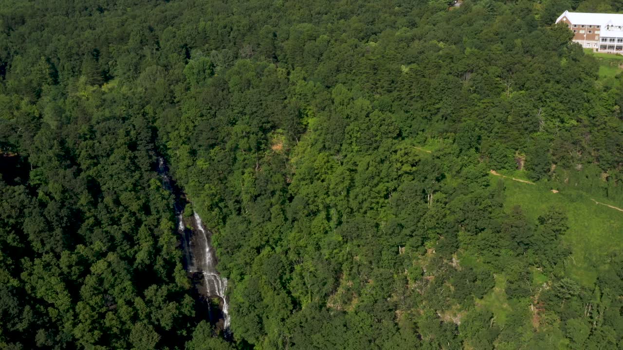 revelación aérea de la cascada amicalola y el edificio de la cabaña en el bosque montañoso de los apalaches de georgia