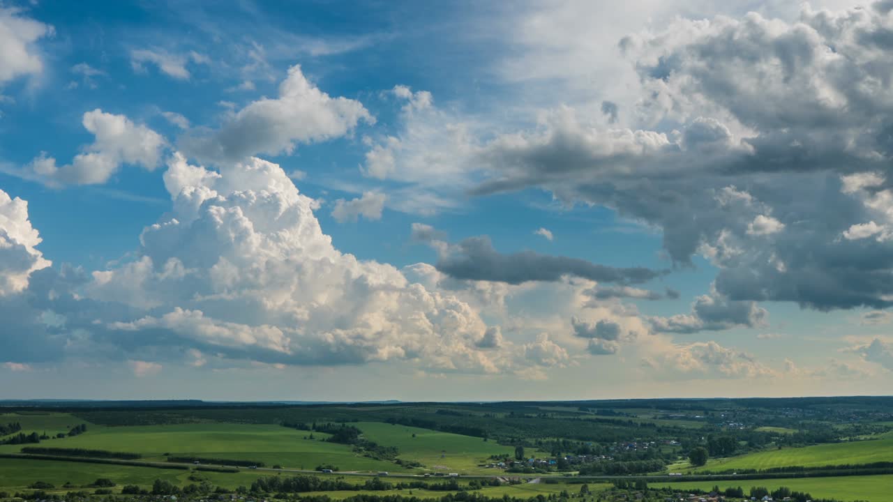 cielo azul nubes blancas fondo lapso de tiempo. hermoso tiempo en el cielo nublado. belleza de color brillante, luz en la naturaleza de verano. abstracto esponjoso, hinchado paisaje de nubes en el tiempo de lapso de aire. bucle de video