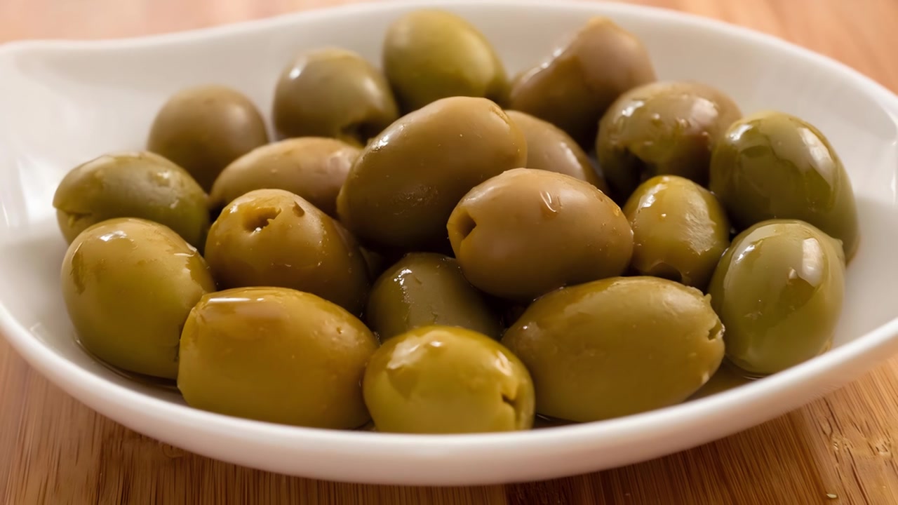 Macro di olive verdi fresche denocciolate sott'olio