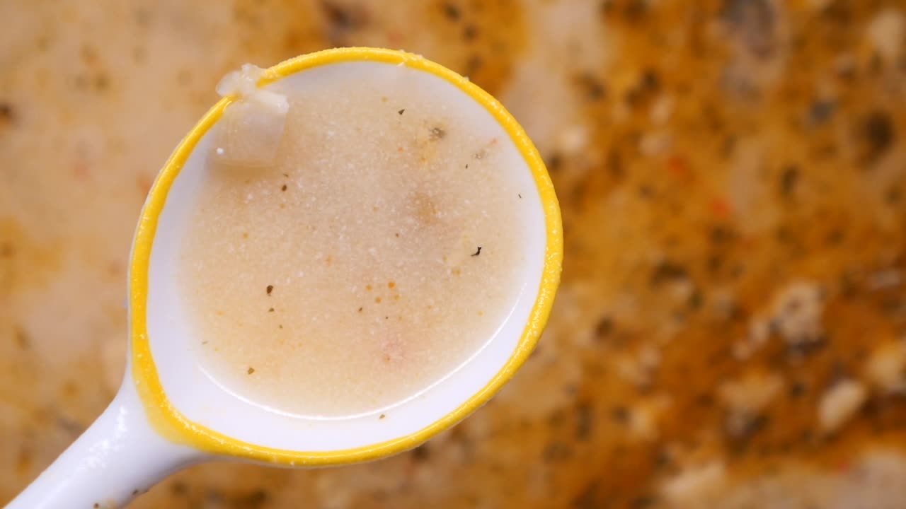 Primo piano di un cucchiaio di zuppa cremosa