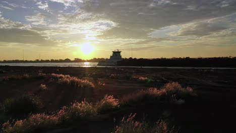 Mañana-Ocupada-En-El-Río-Mississippi-En-Nueva-Orleans