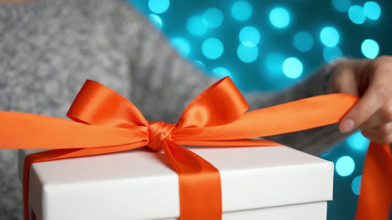 Un Momento Alegre de Envolver Regalos: Celebrando Ocasiones Especiales con Presentes Cuidadosamente Decorados y Fondos Vibrantes de Luces Azules Borrosas.