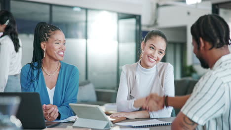 Trabajo-En-Equipo,-Apretón-De-Manos-Y-Gente-De-Negocios-En-Reunión.