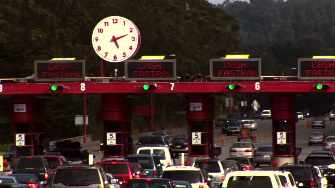 통행료 징수소를 통과하는 교통의 저속 촬영