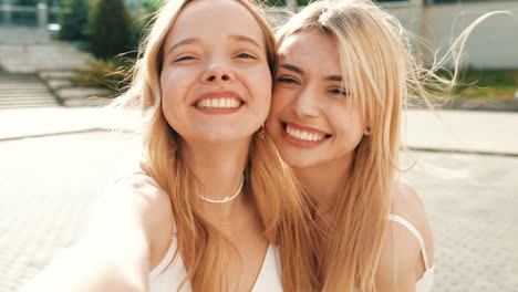 hermanas felices tomando una selfie