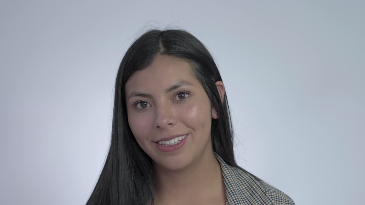 la chica abre los ojos y sonríe con una actitud feliz, iluminando la escena con su alegría contagiosa y positividad