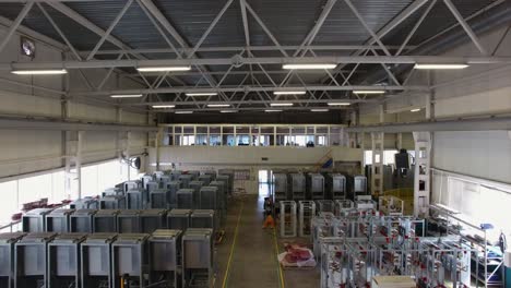 interior de la fábrica industrial con paneles eléctricos