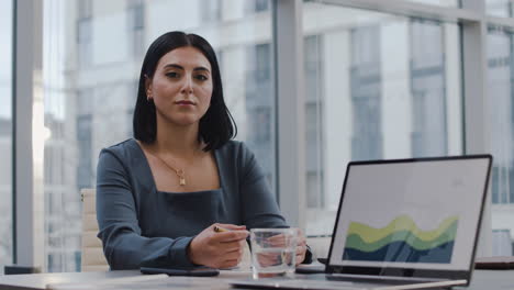 Elegante-Frau-Im-Büro