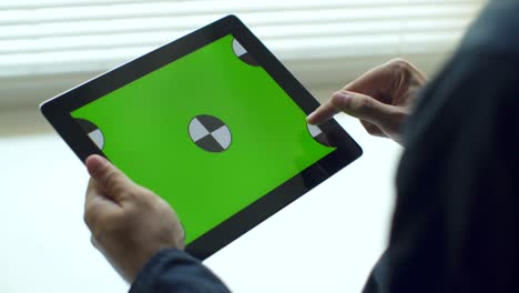 hombre usando tableta. tableta con pantalla verde