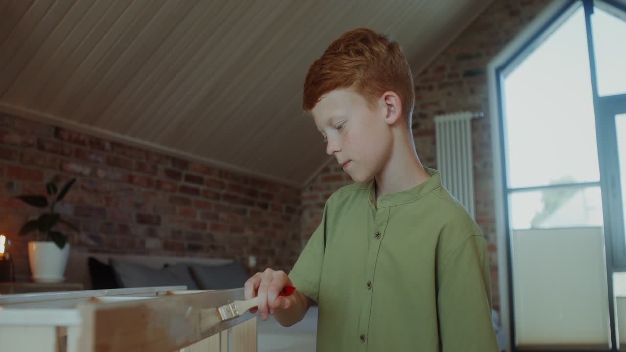 어린이가 가구를 칠하는 것