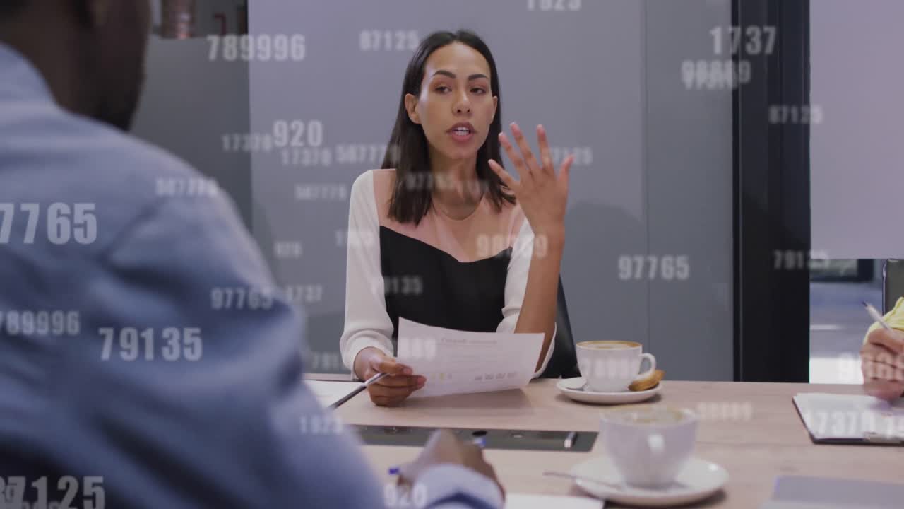 animación de un número creciente de gerentes femeninas diversas que discuten informes con sus compañeros de trabajo en la oficina