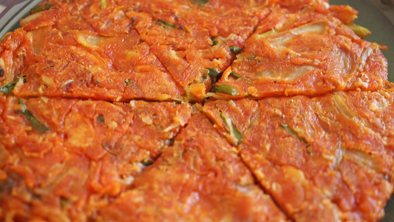 한국 김치 팬케이크 또는 김치전 - 혼합 계란, 김치, 밀가루 튀김 - 한국 음식 스타일