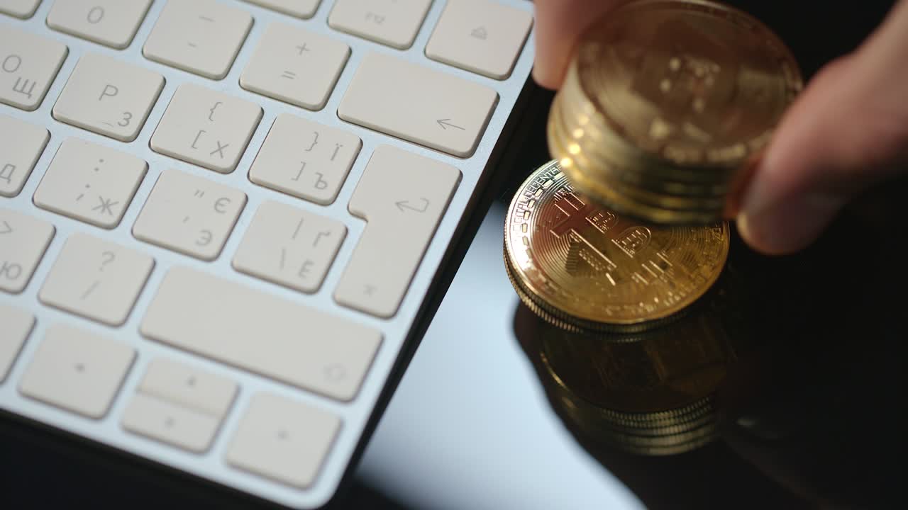 negocio mundial de criptomonedas. monedas de bitcoin y dash cerca del teclado