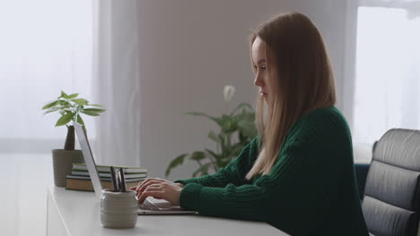 Schriftstellerin-Oder-Journalistin-Arbeitet-Von-Zu-Hause-Aus,-Tippt-Text-In-Notizbuch-Und-Sendet-Ihn-über-Das-Internet.-Junge-Frau-Im-Home-Office,-Teilzeitjob-Für-Frauen