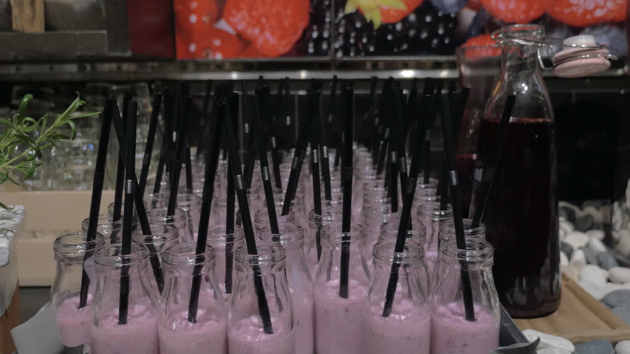 tomar una porción de batido servido en un café para degustar