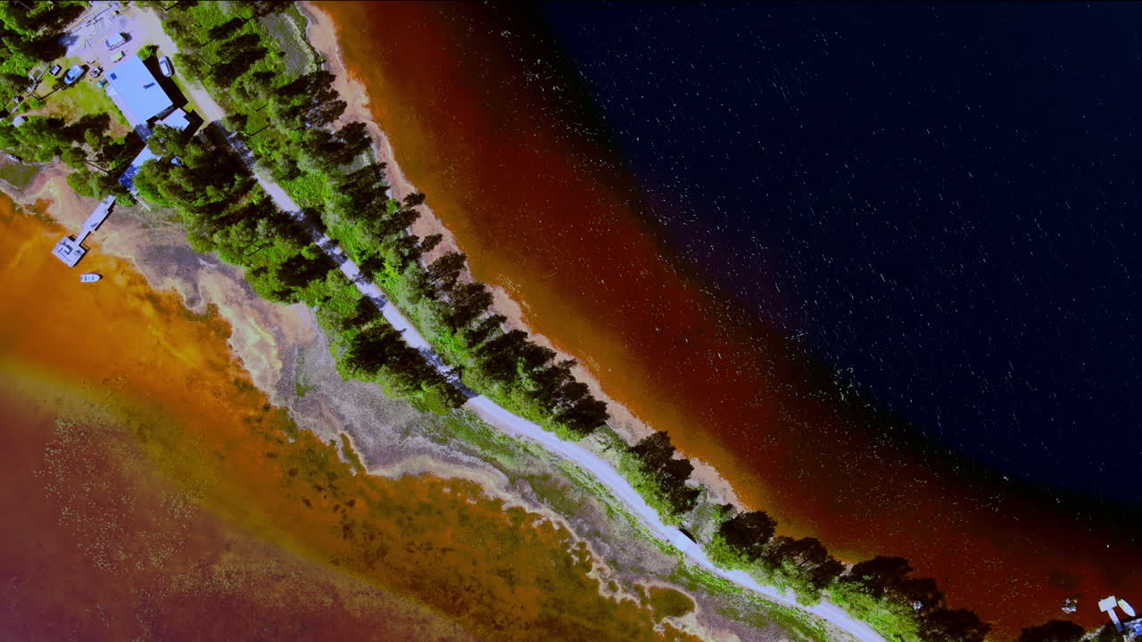 pequeña ciudad isleña de busjön, vansbro, suecia - toma aérea