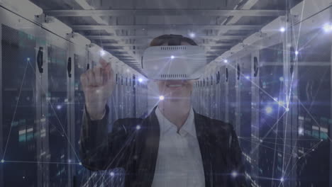 animación de una mujer caucásica con auriculares vr y pantalla táctil con iconos de conexión flotando