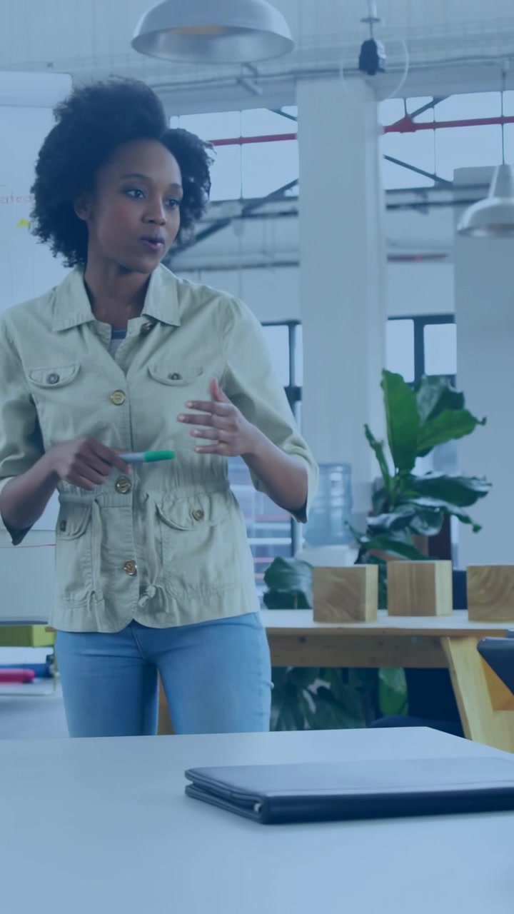 Vertical video: Lead gesturing in business animating network map growing toward peer noting