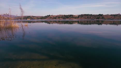 Arial-Bajo-Sobre-El-Lago-Mladost-En-Macedonia-1