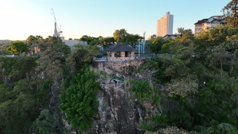 Rotational-drone-shot-of-hut-at-top-of-Kangaroo-Point-Cliffs,-Shot-at-Sunrise