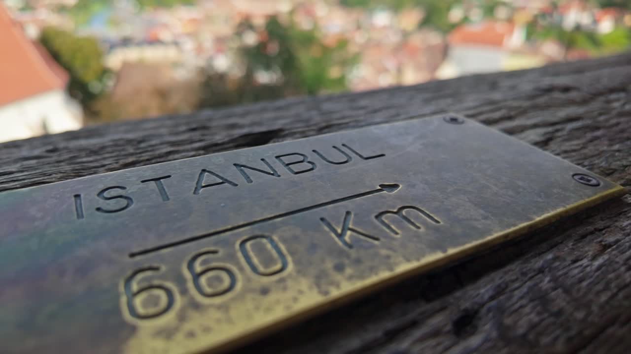 Romanya, Sighișoara'daki Saat Kulesi'nden İstanbul, Türkiye'ye olan mesafeyi gösteren metal bir plaketin yakın çekim görüntüsü