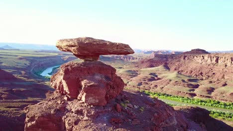 Eine-Bemerkenswerte-Antenne-über-Der-Mexikanischen-Hut-Felsformation-Im-Süden-Von-Utah