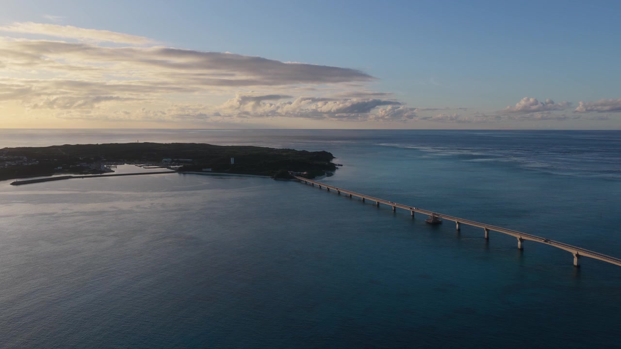 Riprese aeree orizzontali con panoramica a sinistra, carrellata a destra e dolly all'indietro sopra il Ponte Ikema al tramonto, Miyakojima, Okinawa, Giappone