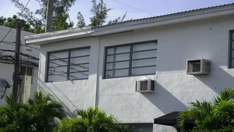edificio de apartamentos de día exterior verano o primavera con palmeras