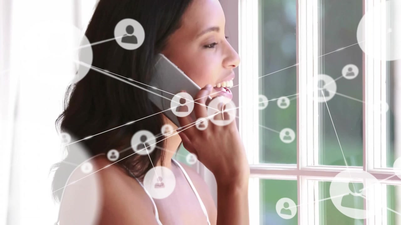 Mulher ao lado da janela segurando um smartphone na orelha, iniciando uma chamada e gerando um mapa de rede tecnológico.