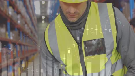 procesamiento de datos estadísticos contra un trabajador caucásico usando un dispositivo de escaneo en el almacén