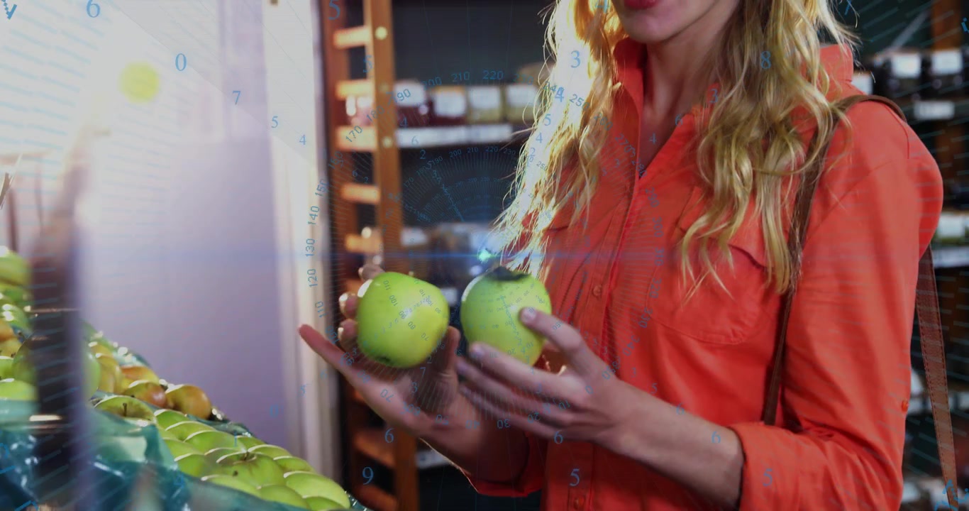 Donna che seleziona una mela verde al supermercato, controlla la qualità, confronta le dimensioni mentre la telecamera si allontana