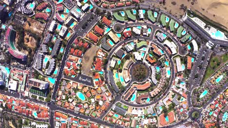 vista aérea de arriba hacia abajo de la ciudad turística y desarrollada de maspalomas, islas canarias