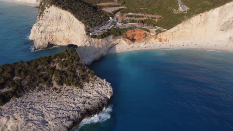 Impresionante-Vista-Aérea-De-Las-Características-Naturales-Alrededor-De-La-Playa-De-Porto-Katsiki,-Grecia