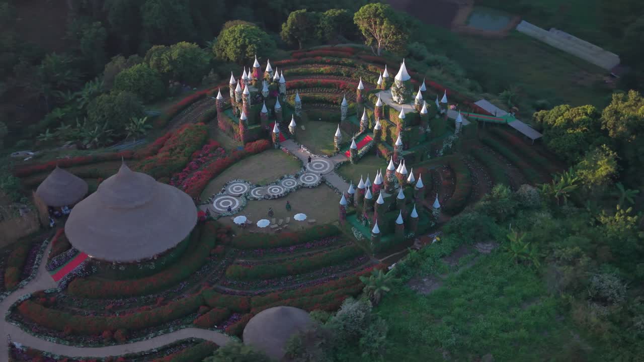Veduta Aerea Del Giardino Fiorito Del Castello A Chiang Mai (3)