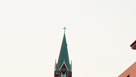 en la cima de una iglesia en rockford, illinois, al atardecer.