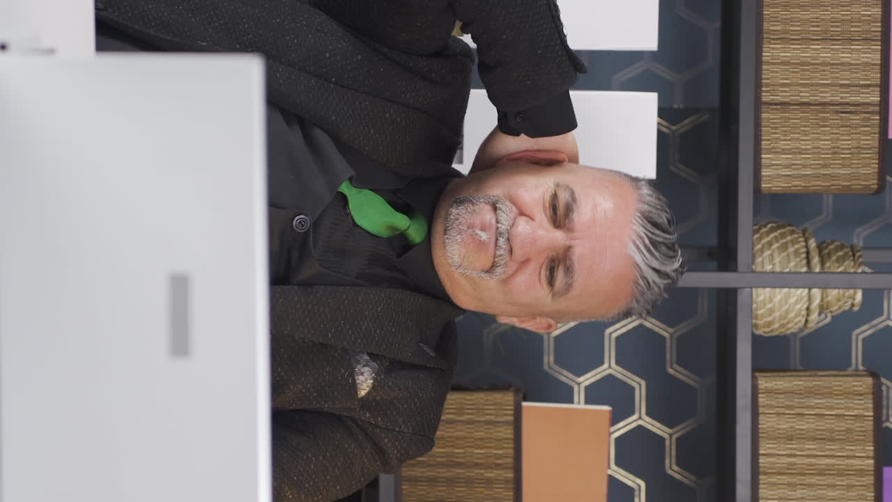 노트북에서 잘못된 작업을 하는 사업가의 수직 비디오.