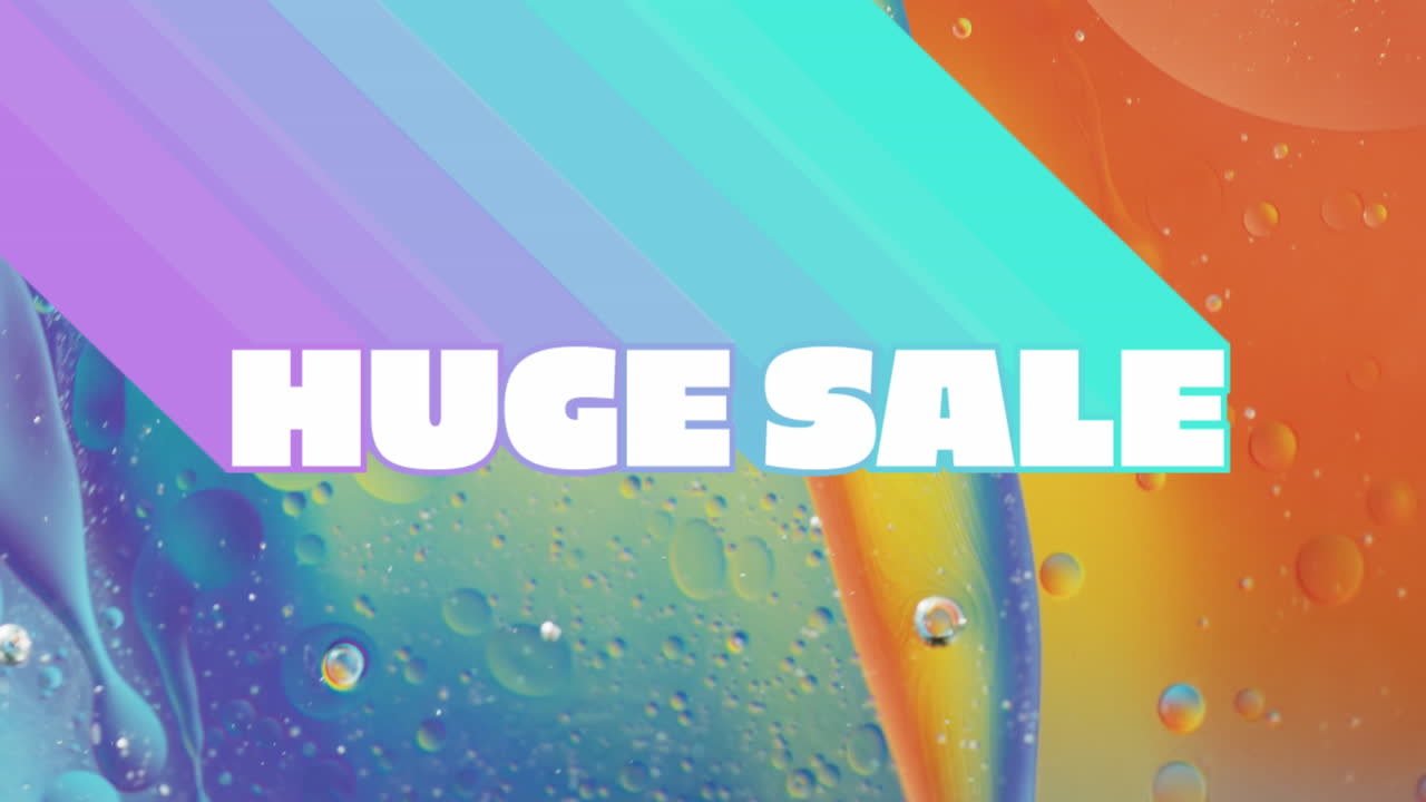 액체와 구슬의 클로즈업에 대한 거대한 판매 텍스트의 애니메이션