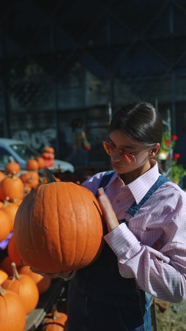 큰 호박 을 들고 있는 젊은 여자