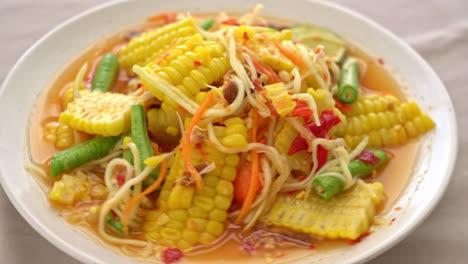 som tum - ensalada de papaya picante tailandesa con maíz - estilo de comida asiática