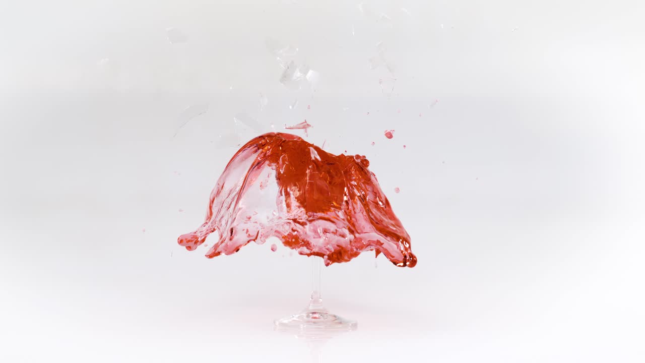 색 배경에서 느린 동작으로 은 와인 한 잔을 깨뜨리는 모습, 슈퍼 느린동작 카메라 1000fps로 촬영.