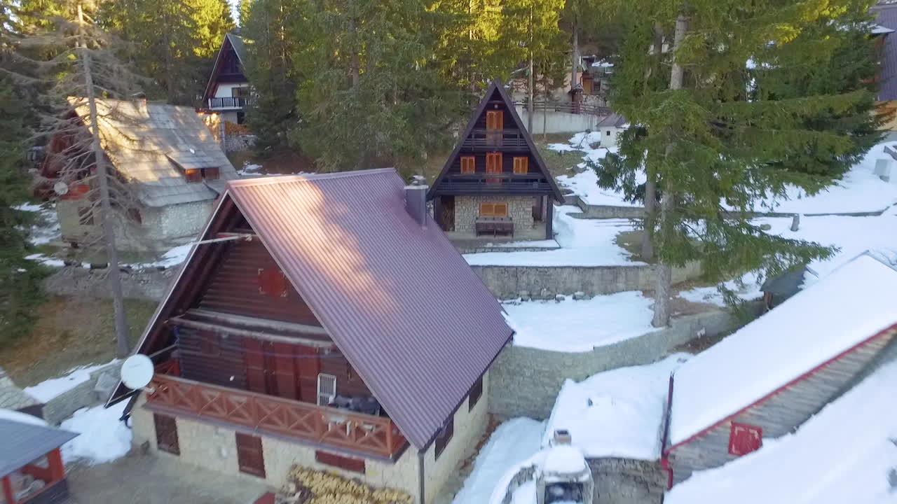 보스니아 헤르체고비나 자호리나 산에 있는 관광 스포츠, 스키장, 레크리에이션 리조트의 공중 전망