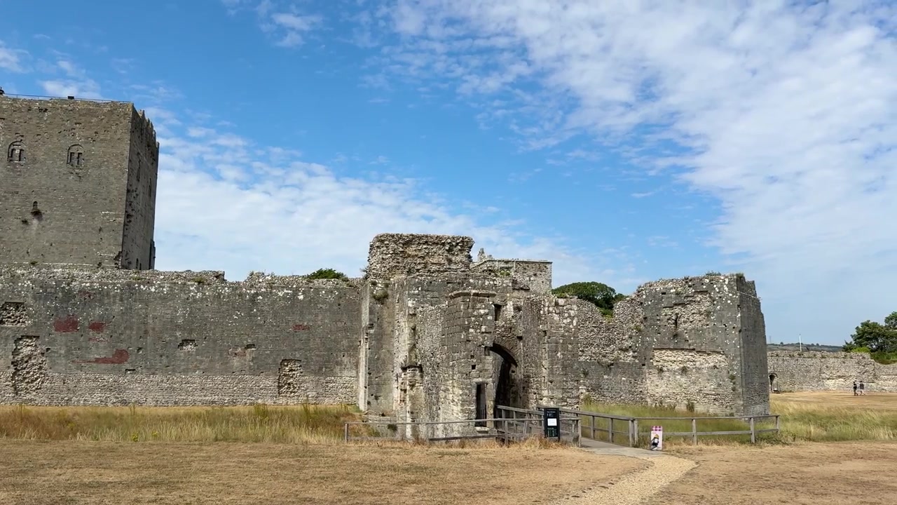 Ripresa panoramica delle rovine storiche del Castello di Portchester a Fareham, Inghilterra