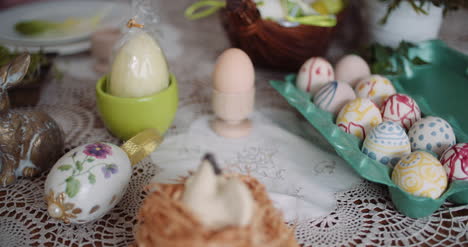 huevos de pascua en extrusora sobre mesa decorada 1