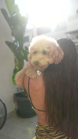 mujer sosteniendo un cachorro