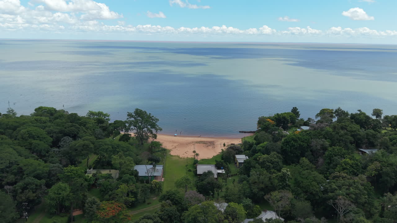 paisaje de playa subtropical, vista aérea en santa tecla corrientes argentina, playa boscosa del río paraná